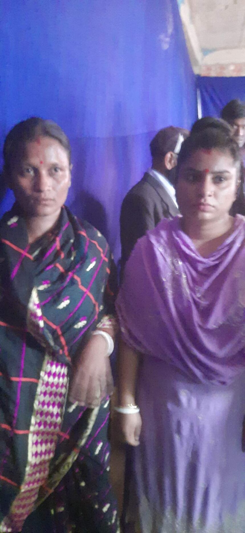 হিন্দু নারী সেজে চুরি করতে গিয়ে ২ মুসলিম যুবতি ধরাশায়ী,সহযোগী চোরের পলায়ন,থানায় অভিযোগ 1 হিন্দু নারী সেজে চুরি করতে গিয়ে ২ মুসলিম যুবতি ধরাশায়ী,সহযোগী চোরের পলায়ন,থানায় অভিযোগ - Surma Times | Sylhet News