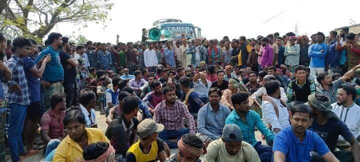পাথর উত্তোলনের দাবীতে জাফলংয়ে বারকি শ্রমিকদের বিক্ষোভ মিছিল ও সড়ক অবরোধ 1 পাথর উত্তোলনের দাবীতে জাফলংয়ে বারকি শ্রমিকদের বিক্ষোভ মিছিল ও সড়ক অবরোধ - Surma Times | Sylhet News