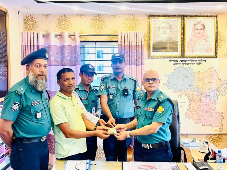 নগরীতে কুড়িয়ে পাওয়া টাকা মালিকের নিকট ফেরত দিলেন ট্রাফিক পুলিশ সদস্য - Surma Times | Sylhet News