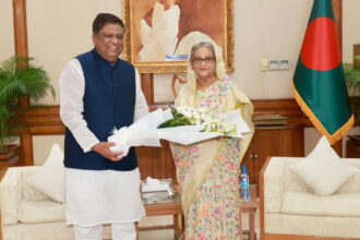 প্রধানমন্ত্রীর দোয়া নিলেন আনোয়ারুজ্জামান 26 প্রধানমন্ত্রীর দোয়া নিলেন আনোয়ারুজ্জামান - Surma Times | Sylhet News