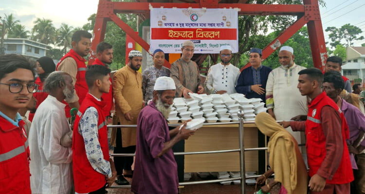 রেড ক্রিসেন্ট সিলেট ইউনিটের সপ্তাহব্যাপী ইফতার বিতরণ শুরু - Surma Times | Sylhet News