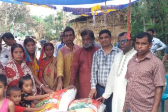 নবীগঞ্জের হলিমপুরে আগুণে পুড়ে নিঃস্ব ১২ পরিবারের পাশে সমাজসেবক অনর উদ্দিন জাহিদ - Surma Times | Sylhet News