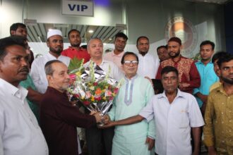 প্রবাসী কমিউনিটি নেতা আব্দুল গাফফার চৌধুরী খসরু বিমানবন্দরে সংবর্ধিত - Surma Times | Sylhet News