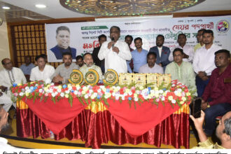 সিলেটে সেলস এন্ড মার্কেটং অফিসার্স এসোসিয়েশন'’র সাথে আনোয়ারুজ্জামান চৌধুরী'র মতবিনিময় 14 সিলেটে সেলস এন্ড মার্কেটং অফিসার্স এসোসিয়েশন'’র সাথে আনোয়ারুজ্জামান চৌধুরী'র মতবিনিময় - Surma Times | Sylhet News