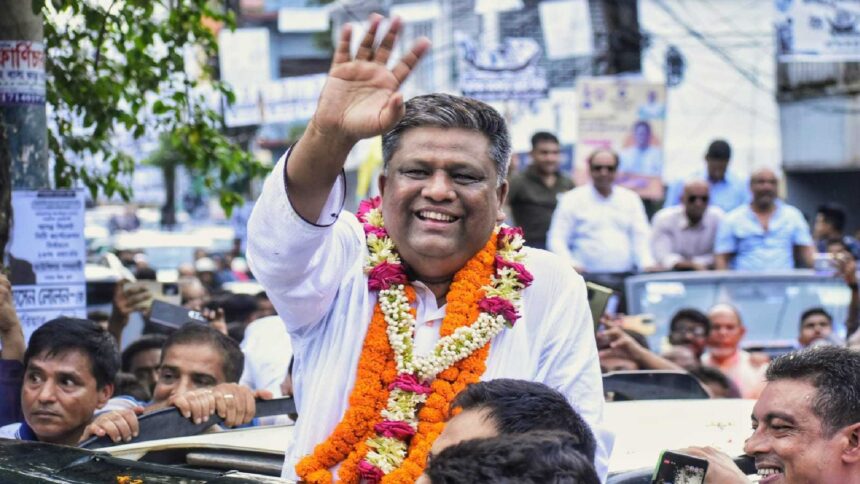 বিশাল ব্যবধানে সিলেটের নতুন মেয়র আনোয়ারুজ্জামান চৌধুরী 1 বিশাল ব্যবধানে সিলেটের নতুন মেয়র আনোয়ারুজ্জামান চৌধুরী - Surma Times | Sylhet News