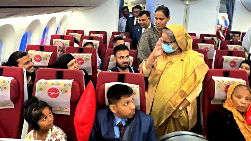 বিমানের ভেতর হেঁটে হেঁটে যাত্রীদের খোঁজখবর নিলেন প্রধানমন্ত্রী - Surma Times | Sylhet News