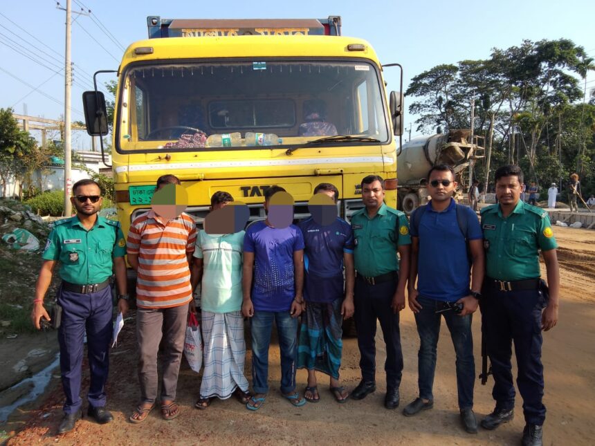 জালালাবাদ থানাধীন মোগলগাঁও থেকে ১৬৫ বস্তা ভারতীয় চিনি জব্দ, ৪ জন আটক 1 জালালাবাদ থানাধীন মোগলগাঁও থেকে ১৬৫ বস্তা ভারতীয় চিনি জব্দ, ৪ জন আটক - Surma Times | Sylhet News