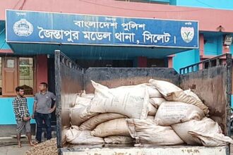 জৈন্তাপুরে ৯৭ বস্তা ভারতীয় চিনি জব্দ 26 জৈন্তাপুরে ৯৭ বস্তা ভারতীয় চিনি জব্দ - Surma Times | Sylhet News