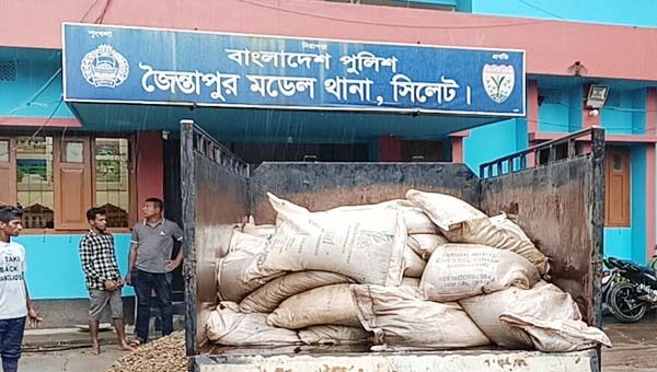 জৈন্তাপুরে ৯৭ বস্তা ভারতীয় চিনি জব্দ 1 জৈন্তাপুরে ৯৭ বস্তা ভারতীয় চিনি জব্দ - Surma Times | Sylhet News