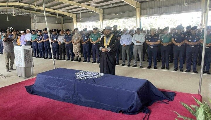নিহত পুলিশ সদস্য আমিরুলের জানাজা সম্পন্ন 1 নিহত পুলিশ সদস্য আমিরুলের জানাজা সম্পন্ন - Surma Times | Sylhet News