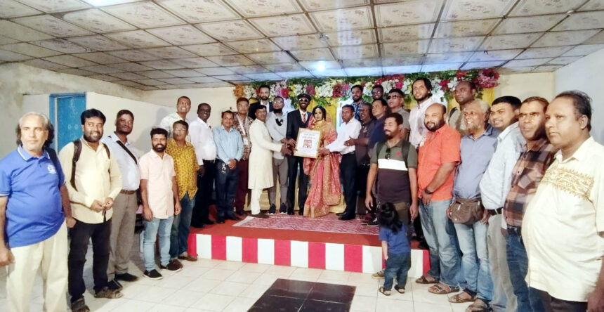 আলোকচিত্রী রেজা রুবেলের ওয়ালিমাতে ফটো জার্নালিস্ট এসোসিয়েশনের প্রীতি স্মারক প্রদান 1 আলোকচিত্রী রেজা রুবেলের ওয়ালিমাতে ফটো জার্নালিস্ট এসোসিয়েশনের প্রীতি স্মারক প্রদান - Surma Times | Sylhet News