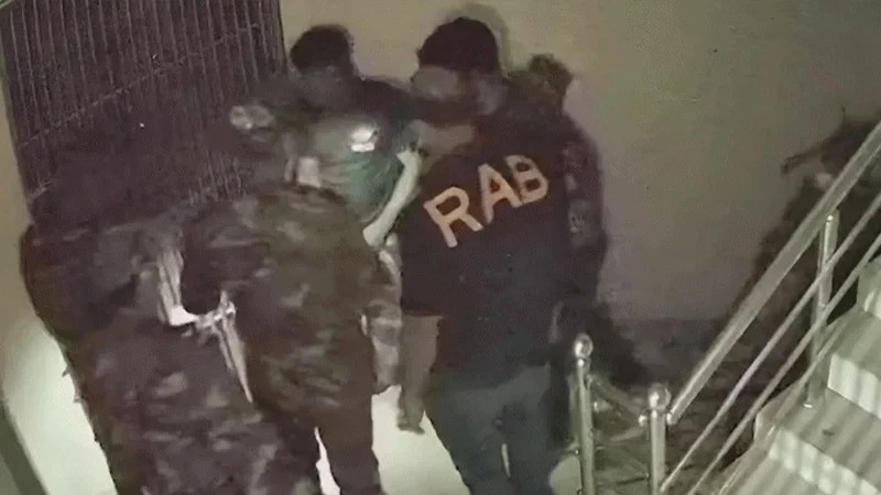 মোহাম্মদপুরে ডাকাতি গ্রেপ্তার ১১ জনের পাঁচজনই বিভিন্ন বাহিনীর বরখাস্ত - Surma Times | Sylhet News