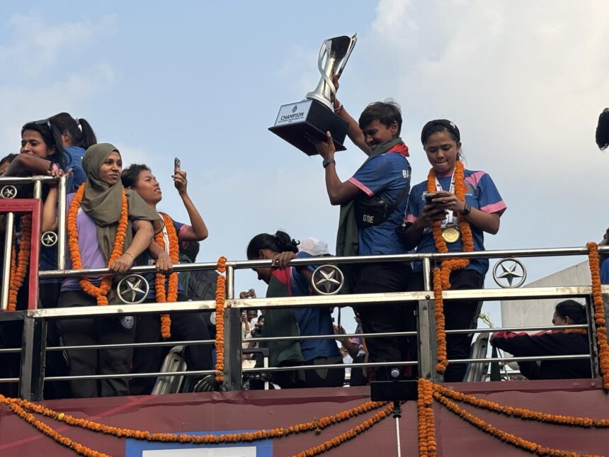 ছাদখোলা বাসে বিমানবন্দর ছাড়লেন সাফজয়ী নারী দল 1 ছাদখোলা বাসে বিমানবন্দর ছাড়লেন সাফজয়ী নারী দল - Surma Times | Sylhet News