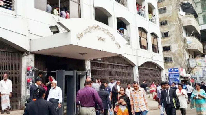 ‘কোর্ট রাগ দেখানোর জায়গা নয়’ : বিএনপিপন্থী আইনজীবীদের আদালত - Surma Times | Sylhet News