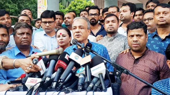 দুর্গাপূজায় নিরাপত্তা ঝুঁকি নেই, মাঠে থাকবে সেনা,নৌ ও বিমানবাহিনী: স্বরাষ্ট্র উপদেষ্টা - Surma Times | Sylhet News