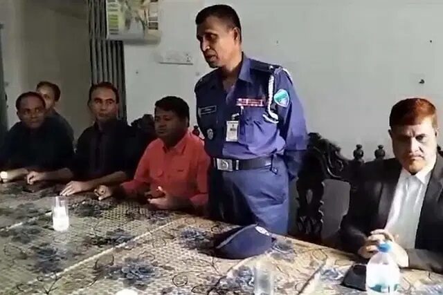 গণধোলাই দিয়ে ছাত্রলীগকে থানায় সোপর্দ করতে বললেন ওসি আহসান 1 গণধোলাই দিয়ে ছাত্রলীগকে থানায় সোপর্দ করতে বললেন ওসি আহসান - Surma Times | Sylhet News