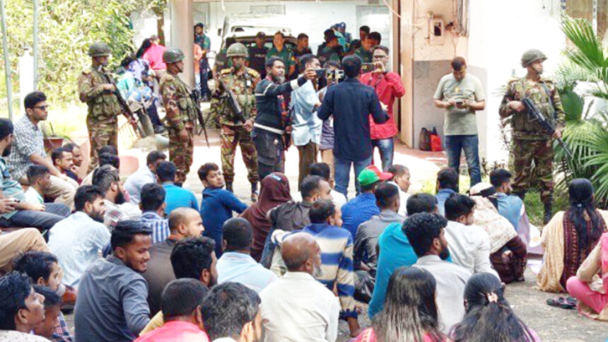 ক্যাম্পাসে ফিরেই অবরুদ্ধ সিলেট মেডিকেল বিশ্ববিদ্যালয়ের উপাচার্য - Surma Times | Sylhet News