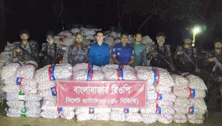 সিলেট সীমান্তে দিয়ে যাচ্ছে রসুন, আসছে কাপড়! 1 সিলেট সীমান্তে দিয়ে যাচ্ছে রসুন, আসছে কাপড়! - Surma Times | Sylhet News