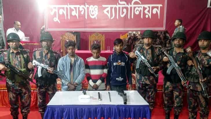 সিলেটে ভারতীয় লং রেঞ্জ স্যূটিং রাইফেলস্ সহ তিন জন গ্রেফতার 1 সিলেটে ভারতীয় লং রেঞ্জ স্যূটিং রাইফেলস্ সহ তিন জন গ্রেফতার - Surma Times | Sylhet News