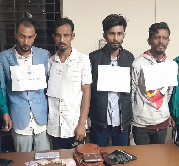 সিলেটে ৪ ছিনতাইকারী গ্রেফতার নগদ টাকা ও মোবাইল উদ্ধার - Surma Times | Sylhet News