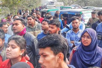 সুনামগঞ্জে বাসভাড়া নিয়ে শিক্ষার্থীকে হেনস্তা, সড়ক অবরোধ - Surma Times | Sylhet News