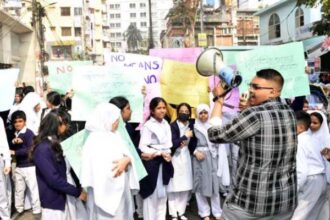 খাজাঞ্চিবাড়ি ইন্টারন্যাশনাল স্কুলের শিক্ষার্থীদের বিক্ষোভ - Surma Times | Sylhet News