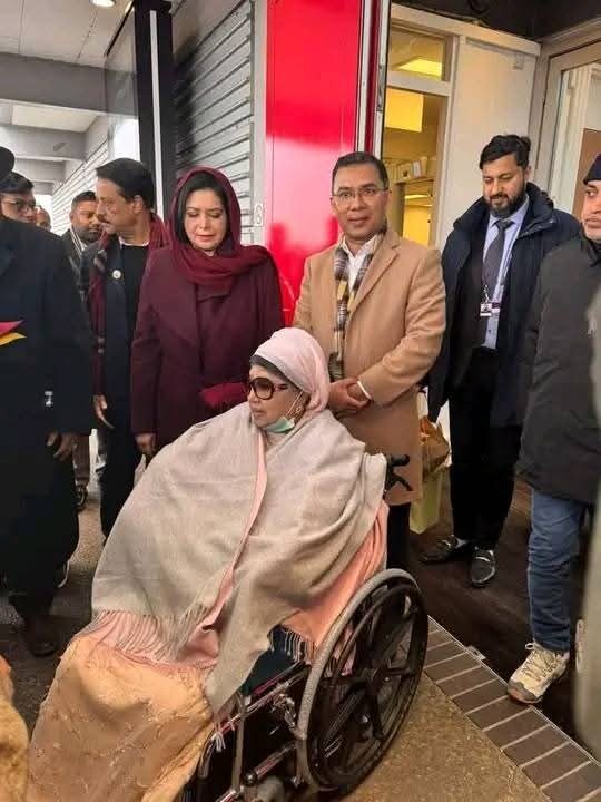 লন্ডনে খালেদা জিয়া, বিমানবন্দরে মাকে স্বাগত জানান তারেক রহমান 1 লন্ডনে খালেদা জিয়া, বিমানবন্দরে মাকে স্বাগত জানান তারেক রহমান - Surma Times | Sylhet News
