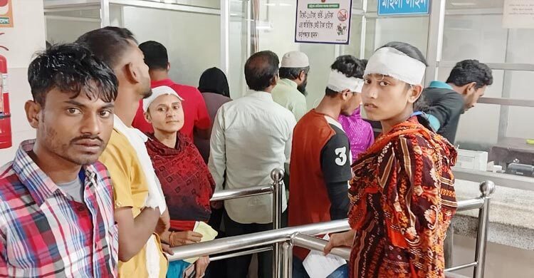 সিইপিজেড দুই পোশাক কারখানার শ্রমিকদের সংঘর্ষ, আহত অর্ধশতাধিক 1 সিইপিজেড দুই পোশাক কারখানার শ্রমিকদের সংঘর্ষ, আহত অর্ধশতাধিক - Surma Times | Sylhet News