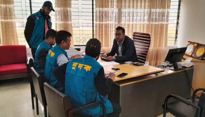 তামাবিল স্থলবন্দরে দুদকের অভিযান : মাসে ৩ কোটি টাকা রাজস্ব ফাঁকি 1 তামাবিল স্থলবন্দরে দুদকের অভিযান : মাসে ৩ কোটি টাকা রাজস্ব ফাঁকি - Surma Times | Sylhet News