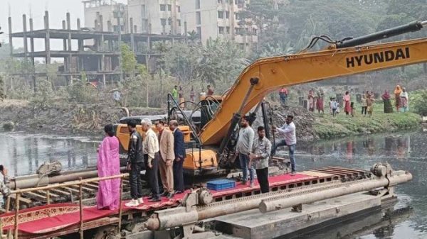 লাল গালিচায় নেমে খাল খনন উদ্বোধন করলেন তিন উপদেষ্টা 1 লাল গালিচায় নেমে খাল খনন উদ্বোধন করলেন তিন উপদেষ্টা - Surma Times | Sylhet News