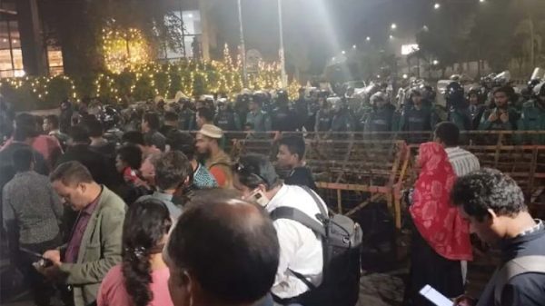 যমুনা অভিমুখে আন্দোলনে আহতরা, বাধা পেয়ে রাস্তা অবরোধ 1 যমুনা অভিমুখে আন্দোলনে আহতরা, বাধা পেয়ে রাস্তা অবরোধ - Surma Times | Sylhet News