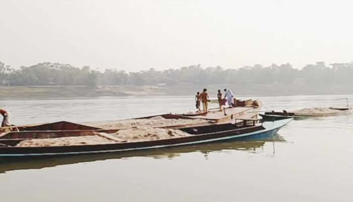 সুনামগঞ্জে নদী থেকে বালু বোঝাই নৌকাসহ ৩ জন আটক 1 সুনামগঞ্জে নদী থেকে বালু বোঝাই নৌকাসহ ৩ জন আটক - Surma Times | Sylhet News