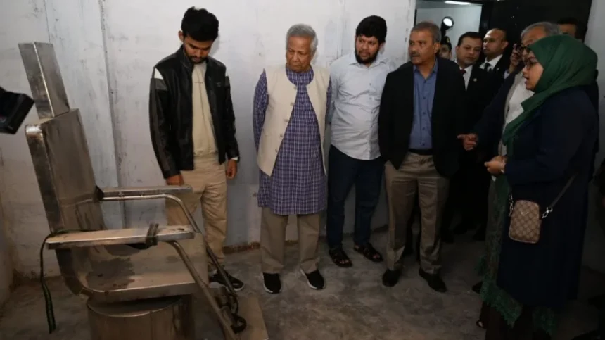 গণমাধ্যমকর্মীদের নিয়ে আয়নাঘর পরিদর্শনে প্রধান উপদেষ্টা - Surma Times | Sylhet News