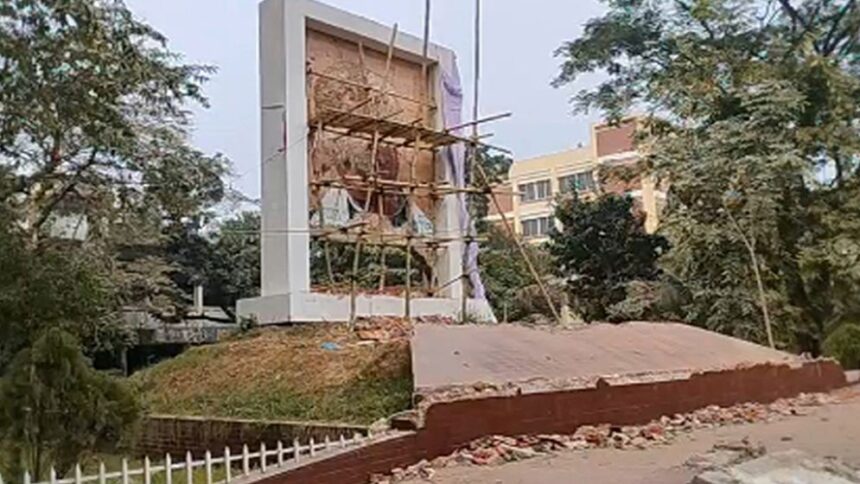 সিলেটের জেলা প্রশাসকের কার্যালয়ের সামনের ম্যুরাল ভাংঙ্গচুর 1 সিলেটের জেলা প্রশাসকের কার্যালয়ের সামনের ম্যুরাল ভাংঙ্গচুর - Surma Times | Sylhet News