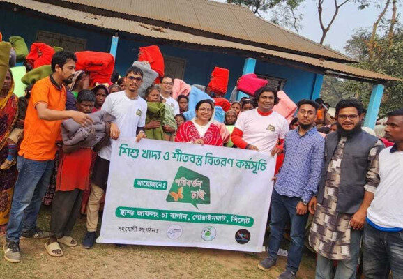 জাফলং চা বাগানে শিশু খাদ্য ও শীত বস্ত্র বিতরণ 1 জাফলং চা বাগানে শিশু খাদ্য ও শীত বস্ত্র বিতরণ - Surma Times | Sylhet News