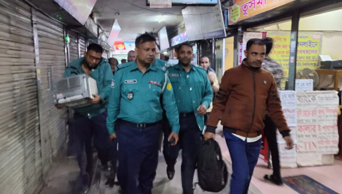 নগরীতে সরকারবিরোধী লিফলেট তৈরিকালে আটক ২ 1 নগরীতে সরকারবিরোধী লিফলেট তৈরিকালে আটক ২ - Surma Times | Sylhet News
