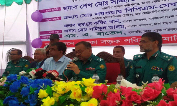ছিনতাই ঠেকাতে ট্রাফিক সার্জেন্টদের দেয়া হচ্ছে ছোট অস্ত্র : ডিএমপি কমিশনার 1 ছিনতাই ঠেকাতে ট্রাফিক সার্জেন্টদের দেয়া হচ্ছে ছোট অস্ত্র : ডিএমপি কমিশনার - Surma Times | Sylhet News