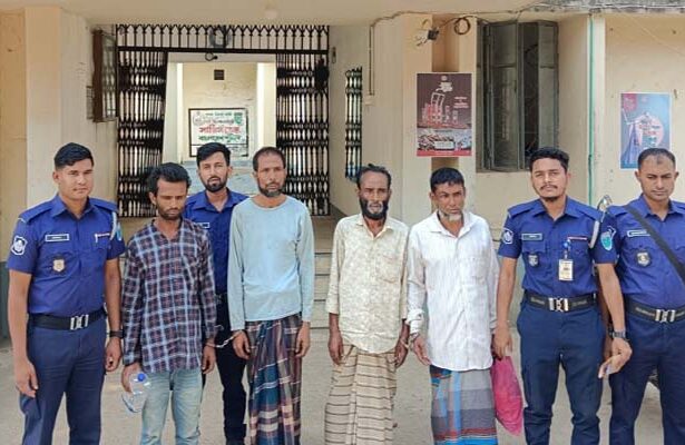 জামালগঞ্জে যৌথ বাহিনীর অভিযানে আটক ৪ 2 জামালগঞ্জে যৌথ বাহিনীর অভিযানে আটক ৪ - Surma Times | Sylhet News