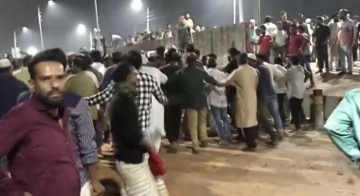 টুকেরবাজারে তুচ্ছ ঘটনাকে কেন্দ্র করে দুই গ্রামের মধ্যে সংঘর্ষ - Surma Times | Sylhet News