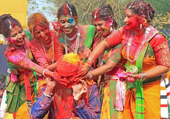 আবির আর রং উৎসবে দোলযাত্রা - Surma Times | Sylhet News