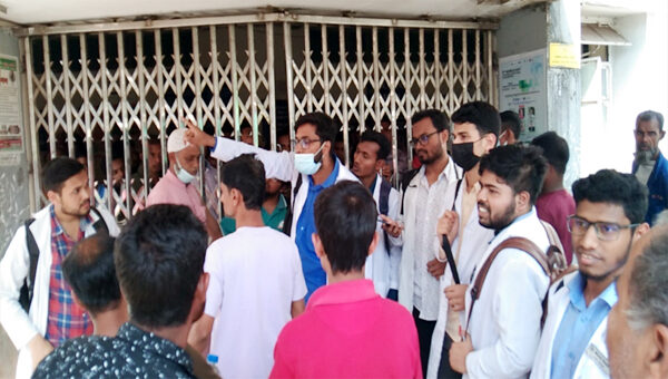 ওসমানী হাসপাতালের আউটডোরে তালা দিলেন ইন্টার্ন চিকিৎসকরা 1 ওসমানী হাসপাতালের আউটডোরে তালা দিলেন ইন্টার্ন চিকিৎসকরা - Surma Times | Sylhet News