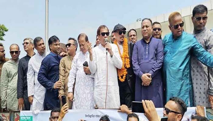 ৩০ বছর পর দেশে ফিরলেন সাবেক ছাত্রনেতা তোফায়েল বাসিত তপু - Surma Times | Sylhet News