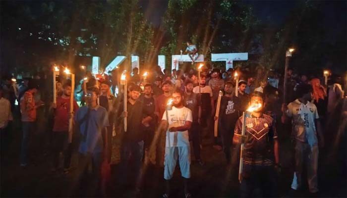 ভিসির পদত্যাগের এক দফা দাবিতে কুয়েট শিক্ষার্থীদের মশাল মিছিল - Surma Times | Sylhet News