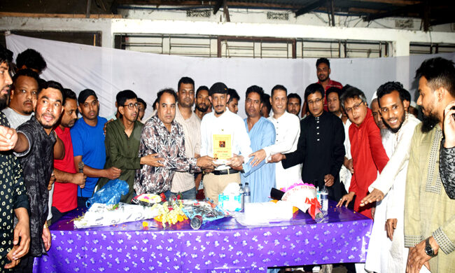 ফ্যাসিস্ট বিরোধী আন্দোলনের ৪ নেতাকে নগরীর মদিনা মার্কেট এলাকায় সম্মাননা প্রদান - Surma Times | Sylhet News