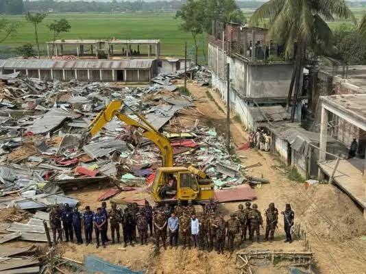 সিলেটের হরিপুর চোরাচালানের রাজ্য গুঁড়িয়ে দিল সেনাবাহিনী, অজানা আতংকে কারবারিরা 1 সিলেটের হরিপুর চোরাচালানের রাজ্য গুঁড়িয়ে দিল সেনাবাহিনী, অজানা আতংকে কারবারিরা - Surma Times | Sylhet News