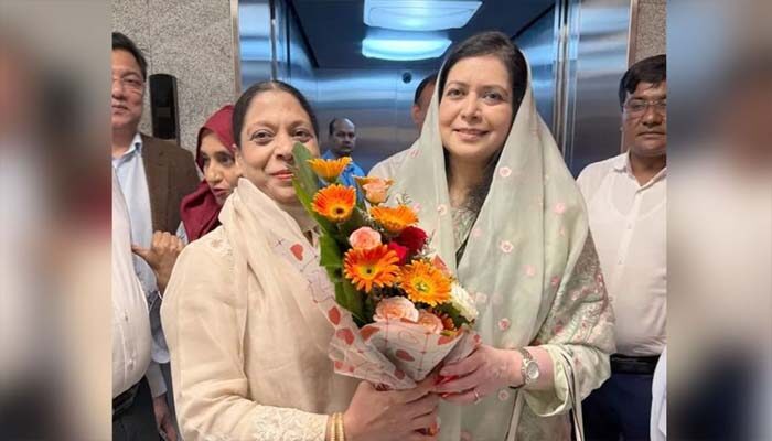 দীর্ঘ ১৭ বছর পর দেশের মাটিতে মাকে স্পর্শ করলেন জোবাইদা 1 দীর্ঘ ১৭ বছর পর দেশের মাটিতে মাকে স্পর্শ করলেন জোবাইদা - Surma Times | Sylhet News