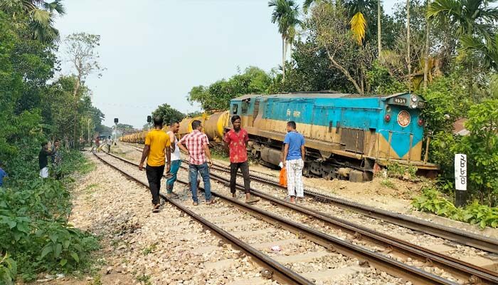 শ্রীমঙ্গলে তেলবাহী ট্রেন লাইনচ্যুত - Surma Times | Sylhet News
