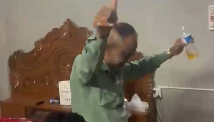 মদের বোতল হাতে আ.লীগ নেতার নাচের ভিডিও ভাইরাল 1 মদের বোতল হাতে আ.লীগ নেতার নাচের ভিডিও ভাইরাল - Surma Times | Sylhet News