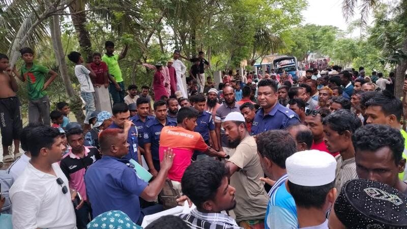 সুন্দরবনে বনকর্মীর গুলিতে নিহত জেলের মরদেহ নিয়ে বিক্ষোভ রেঞ্জ অফিসে হামলা