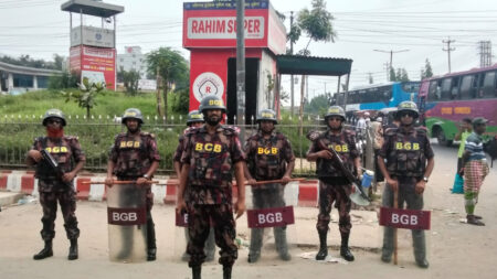 সড়কে মোতায়েন বিজিবি সদস্যরা।